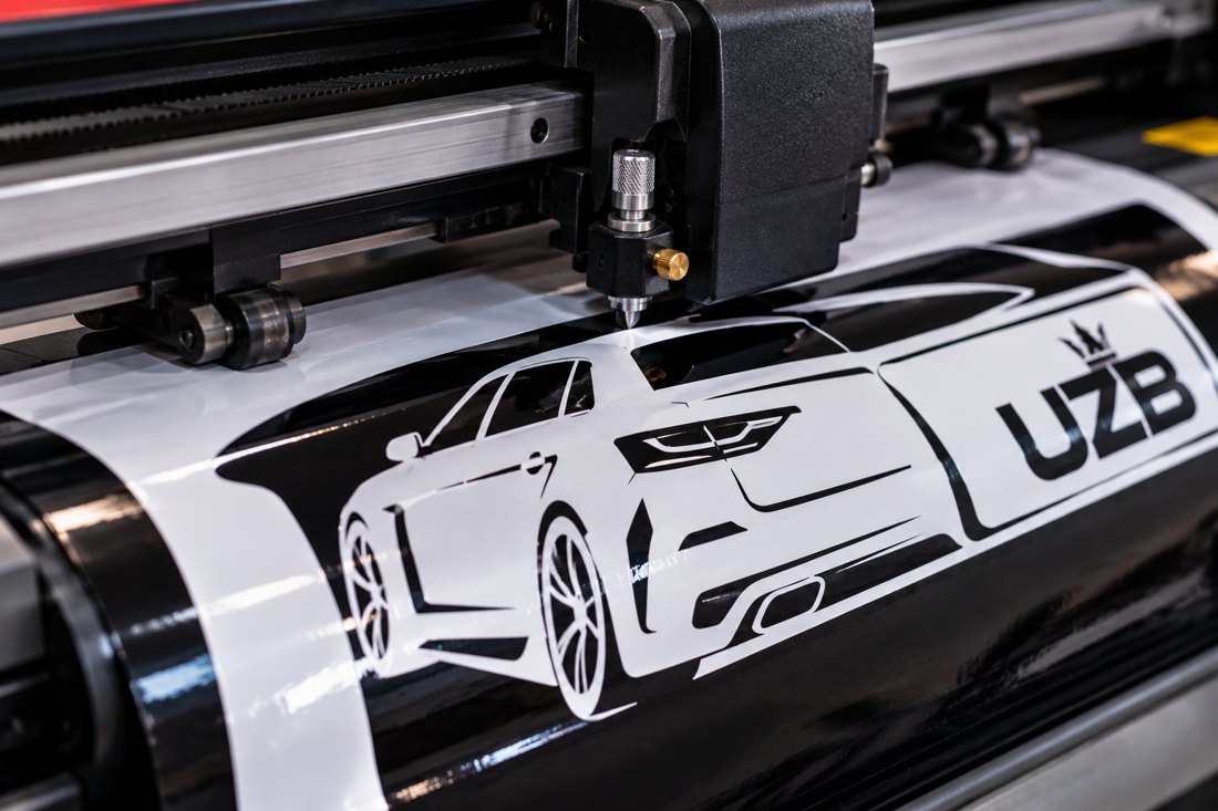 Plotter orakaldan logotip kesmoqda